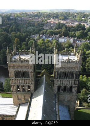 Luftaufnahme West vom Turm der Kathedrale von Durham, Durham City, County Durham, England, UK. Stockfoto