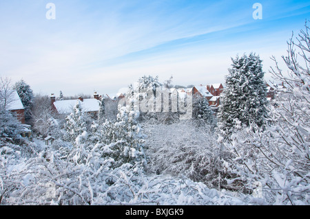 Eine malerische Landschaft aus Worcestershire Dächer (Stadtrand von Redditch) nach dem schweren Schnee fällt von Dezember 2010. England Stockfoto