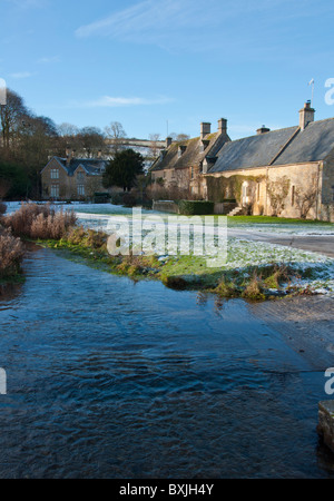 Eine Furt über den Fluss Auge in die malerischen Cotswolds Dorf der oberen Schlachtung, Gloucestershire, England. Stockfoto