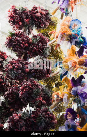 Nacht Foto Nahaufnahme der Befana Hexen und Weihnachtsdekorationen an der Piazza Navona Weihnachten Straßenmarkt in Rom. Stockfoto