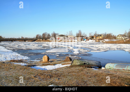 Fahren des Eises am Fluss in der Nähe von Dörfern Stockfoto