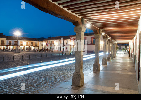 Segovia Square, Nachtansicht. Navalcarnero, Provinz Madrid, Spanien. Stockfoto