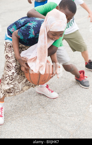 Muslim gekleidet Grundschule, wie Mädchen mit Kommilitonen an der Buche Elementary School in Manchester NH Stockfoto