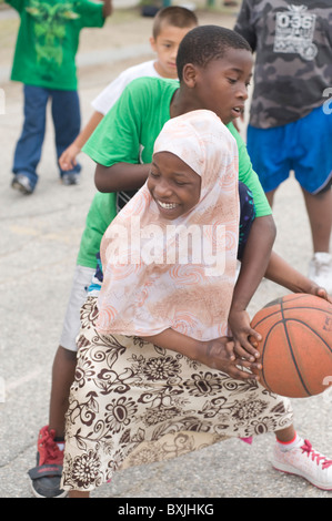 Muslim gekleidet Grundschule, wie Mädchen mit Kommilitonen an der Buche Elementary School in Manchester NH Stockfoto