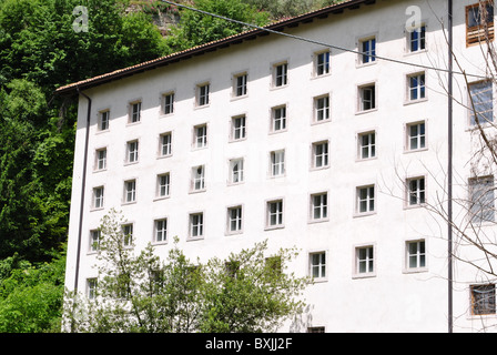 ehemalige Textilfabrik für die Herstellung von Seide in der Vergangenheit große Struktur mit vielen Fenstern Stockfoto