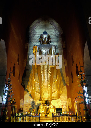 Buddha-Statue in einem Tempel in der antiken Stadt von Bagan, Burma, Myanmar Stockfoto