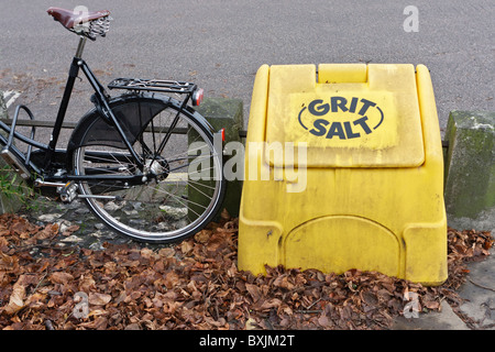 Gelbes Korn Salz (Rocksalt) Container und Fahrrad. Stockfoto