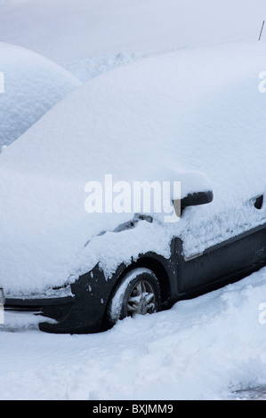Autos, die durch schwere Schneefälle in Worcestershire, England begraben. Dezember 2010. Stockfoto