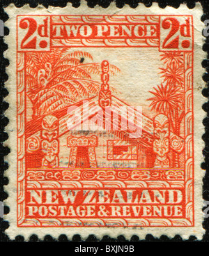 Neuseeland - ca. 1931-1944: eine Briefmarke gedruckt in Neuseeland zeigt Totem geschnitzt Maori Haus ca. 1931-1944 Stockfoto