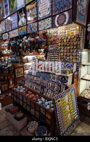 Keramische Fliesen für den Verkauf in den großen Basar, Istanbul, Türkei Stockfoto