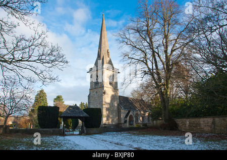 St. Marienkirche, niedrigere Schlachtung, Gloucestershire, England im Schnee. Stockfoto