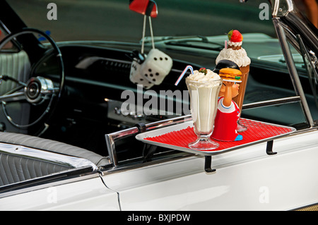 Fast Food auf hängende Fenster Ablage am drive-in Stockfoto