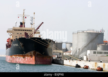 Öltanker neben Öl Steg und Tanks. Gibraltar Stockfoto