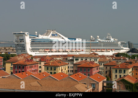 'Golden Princess' über das Dach an der Spitze von Venedig Stockfoto