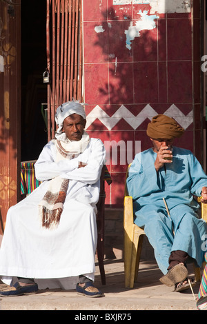 Ägypten, Edfu. Teppichhändler vor Ort in edfu in der Nähe von esna.Markt Stockfoto