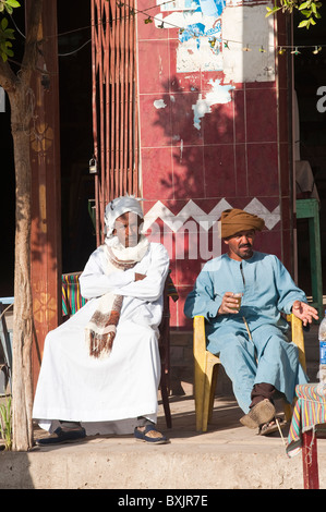 Ägypten, Edfu. Teppichverkäufer in edfu in der Nähe des esna Markts Stockfoto