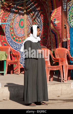 Ägypten, Edfu. Teppichverkäufer in edfu in der Nähe des esna Markts Stockfoto
