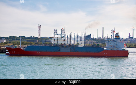 Tanker Kensington Entladung Ladung bei Esso Fawley Öl refinery.UK Stockfoto