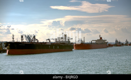 Leitung von Rohöl Träger liegt neben Öl Stegen bei Esso Fawley Southampton Stockfoto