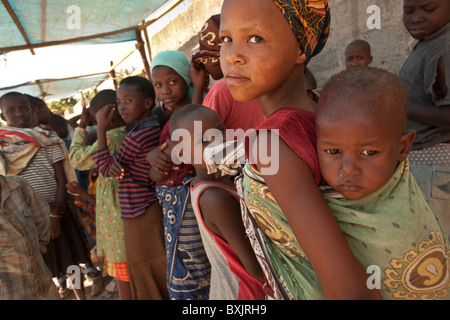 Kinder warten in einer Verteilung von Nahrungsmitteln in Mererani, Tansania, Ostafrika. Stockfoto