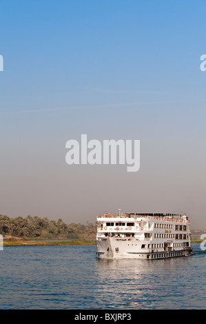 Ägypten, Luxor. Nil-Kreuzfahrt Schiff in der Nähe von Luxor. Stockfoto