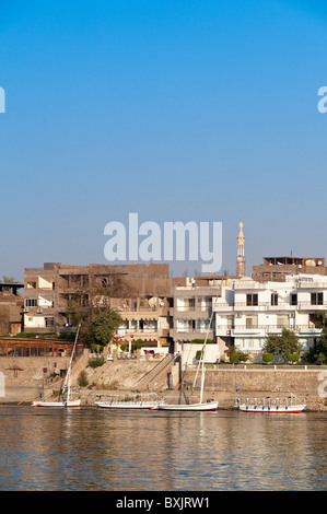 Ägypten, Luxor. Feluucas auf dem Nil. Stockfoto