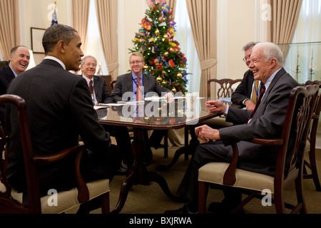 Präsident Barack Obama Gespräche mit ehemaligen Präsidenten Jimmy Carter Stockfoto