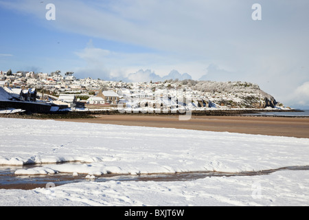 Leerer Strand mit Schnee im Winter 2010. Benllech, Isle of Anglesey, North Wales, UK, Großbritannien, Stockfoto