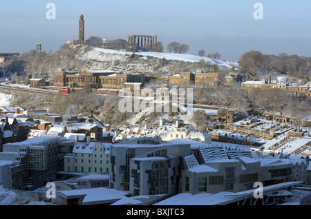 Winter-Blick auf Calton Hill Edinburgh mit dem schottischen Parlament Stockfoto