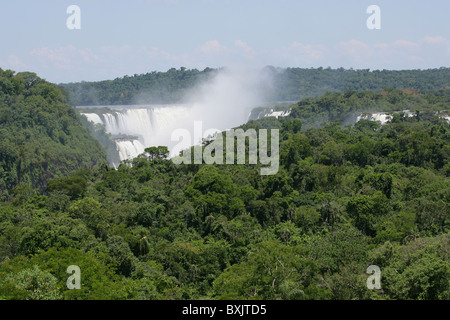 Teil [Iguassu Falls] [Iguazu Wasserfälle] Katarakte auf der brasilianischen Seite und Dschungel, vom Sheraton Hotel auf der argentinischen Seite zeigen Stockfoto