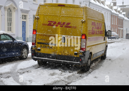DHL-Transporter in Schnee, Warwick Stadtzentrum, UK Stockfoto