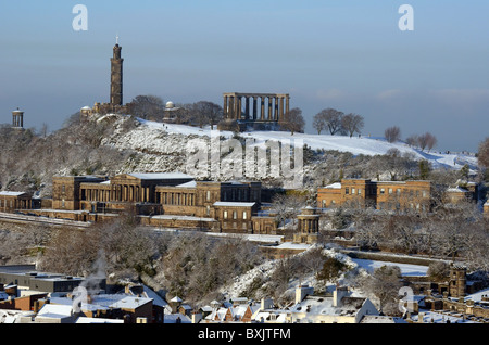 Blick auf Calton Hill Edinburgh im Schnee mit der alten königlichen High school Stockfoto