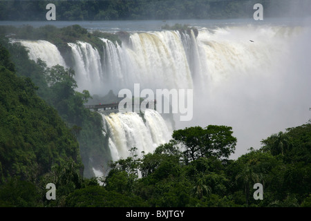 Teil [Iguassu Falls] [Iguazu Wasserfälle] Katarakte auf brasilianischer Seite, genommen vom Sheraton Hotel auf der argentinischen Seite zeigen Stockfoto