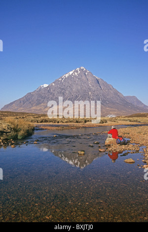 Buachaille Etive Mor und der Fluß Etive aus dem West Highland Way in der Nähe von Kings House Hotel an der Spitze der Glen Coe Stockfoto