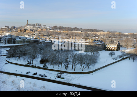 Blick von Arthurs Seat Edinburgh Blick auf Calton Hill, Holyrood Palace und das schottische Parlament Stockfoto