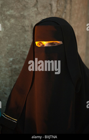 Ägypten, Luxor. Frauen tragen Hijab oder Burka Luxor-Tempel. Stockfoto