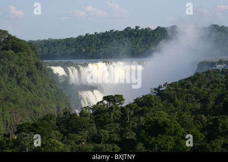 Teil [Iguassu Falls] [Iguazu Wasserfälle] Katarakte auf brasilianischer Seite, genommen vom Sheraton Hotel auf der argentinischen Seite zeigen Stockfoto