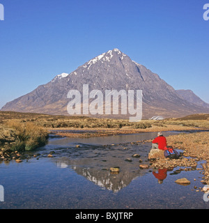 Buachaille Etive Mor und der Fluß Etive aus dem West Highland Way in der Nähe von Kings House Hotel an der Spitze der Glen Coe Stockfoto