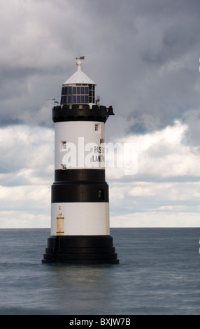Penmon Point Lighthouse stürmischen Wolken Beaumaris Llangoed Isle of Anglesey Wales Uk Stockfoto