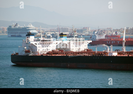 Zwei Öltanker nebeneinander, die Ölfracht von Schiff zu Schiff umladen. Gibraltar. Stockfoto