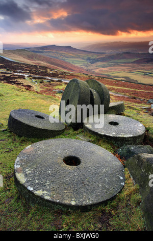 Mühlsteine auf Stanage Edge im Peak District erfasst bei Sonnenuntergang Stockfoto