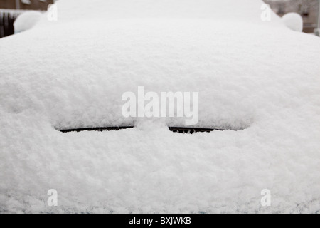 Schneebedecktes Auto nach Winterschneesturm. Montrose Schottland Stockfoto