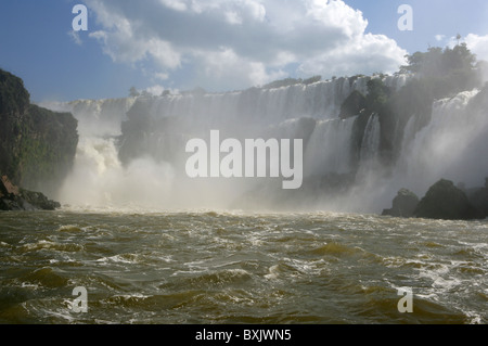 Teil [Iguassu Falls] [Iguazu Wasserfälle] zeigt Katarakte und [Rio Iguazu minderwertig] von argentinischen Seite Stockfoto