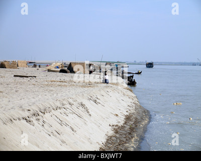 Fischerdorf am Ufer des Flusses Irrawaddy, in der Nähe von Bagan, Burma, Myanmar Stockfoto