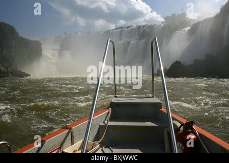 Teil [Iguassu Falls] [Iguazu Wasserfälle] zeigt touristischen Boot und [Rio Iguazu minderwertig] von argentinischen Seite Stockfoto