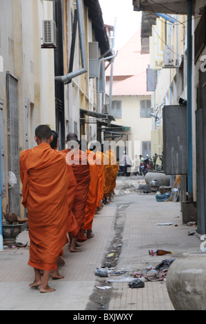 Buddhistische Mönche in Kambodscha betteln Stockfoto