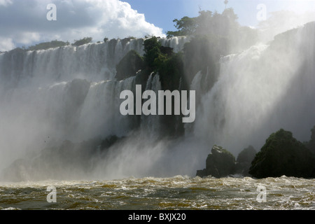 Teil [Iguassu Falls] [Iguazu Wasserfälle] zeigt Katarakte und [Rio Iguazu minderwertig] von argentinischen Seite Stockfoto