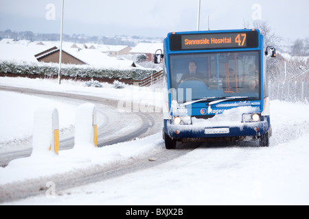 Busverbindungen ins Krankenhaus im Winter Schnee Montrose Schottland. Stockfoto