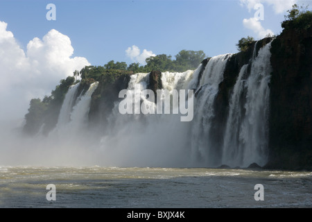 Teil [Iguassu Falls] [Iguazu Wasserfälle] zeigt Katarakte und [Rio Iguazu minderwertig] von argentinischen Seite Stockfoto