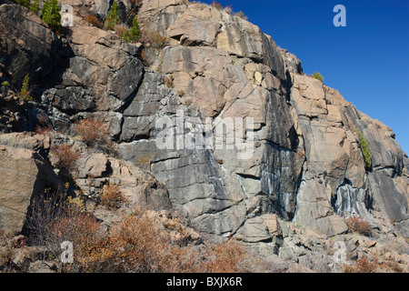 Schroffe Felsen zu Tage tretenden am nördlichen Ufer des Lake Superior, Minnesota. Stockfoto